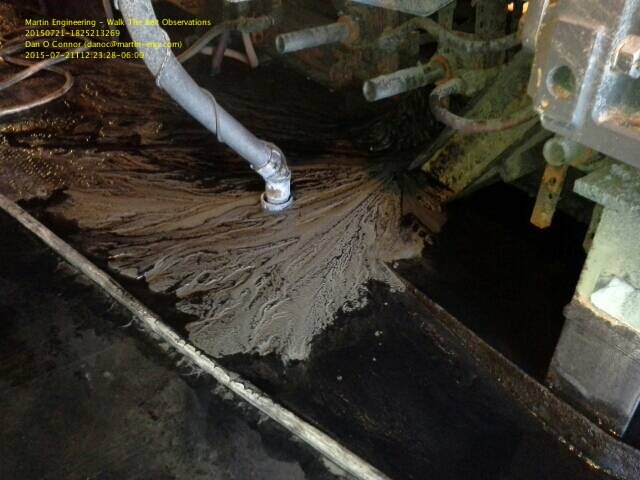 為解決傳送帶上的回運(yùn)物料問題，技術(shù)人員安裝了 CleanScrape? 清掃器。(圖1)